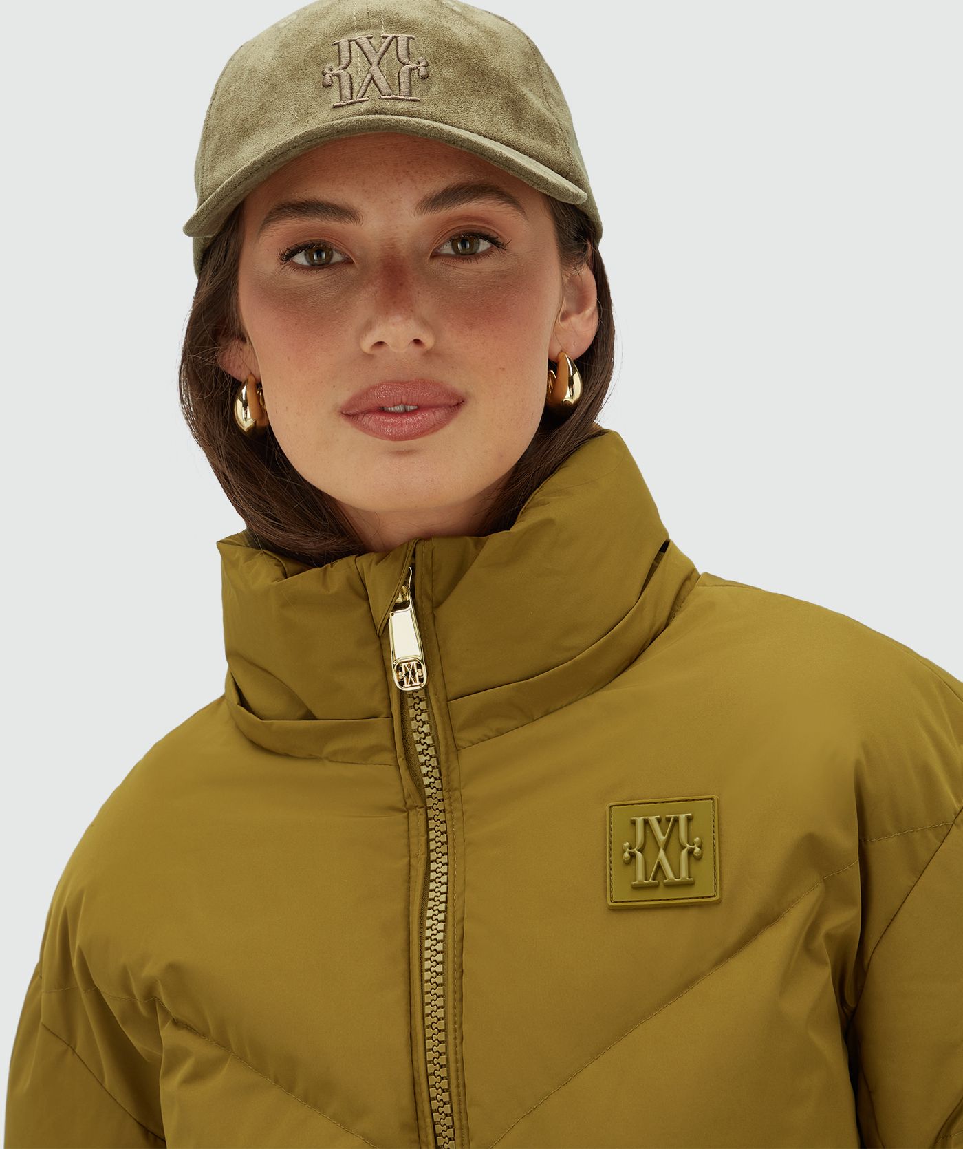 ursela_olive-green_jv-2609-1801-609_winter-26-drop-1_bm_101 CHAPEU/BONÉ URSELA Josh V - Image 1